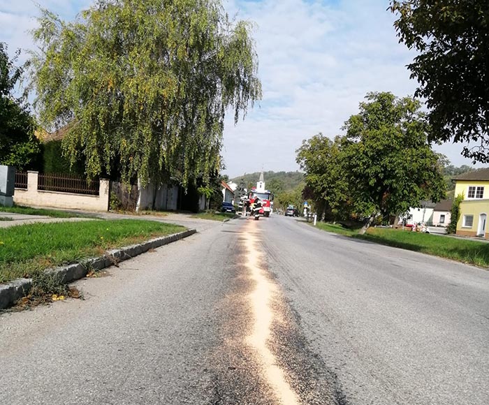Ölspur auf Hauptstraße im Ortsgebiet